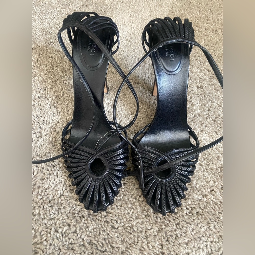 Gucci black leather heels in great condition